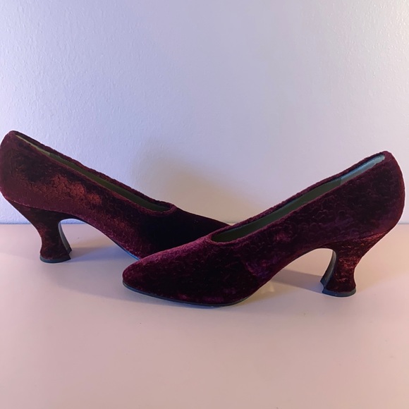 🎉HP🎉 VINTAGE - YVES SAINT LAURENT Velvet Burgundy Victorian style pumps 7.5 M - Picture 5 of 8